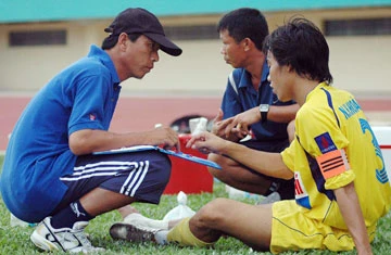 Thầy Thịnh “đen” với các ngôi sao Sông Lam. Ảnh: NH Thầy Thịnh “đen” với các ngôi sao Sông Lam. Ảnh: NH