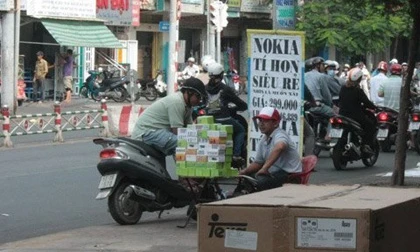 “Nokia nhái giá 299.000đ” tràn ra vỉa hè ảnh 1 “Nokia nhái giá 299.000đ” tràn ra vỉa hè ảnh 1
