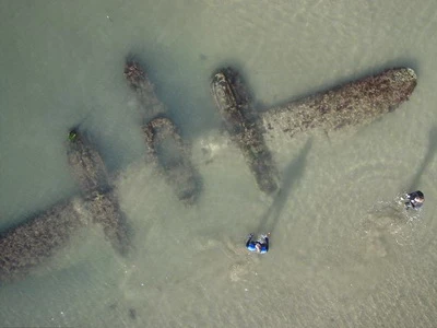 Ngoài khơi xứ Wales, người ta đã tìm thấy xác chiếc máy bay bị rơi 60 năm trước. ảnh 1