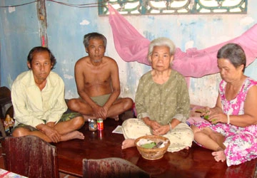 Con tâm thần nuôi mẹ bệnh tật ảnh 1