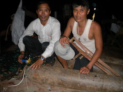 Tường thuật trực tiếp: Trục vớt chiếc xe khách bị lũ cuốn trôi - Phần 1 ảnh 2