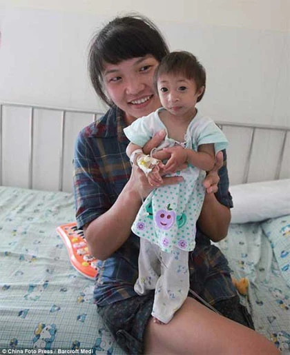 Lạ lùng bé gái không bao giờ lớn ảnh 1