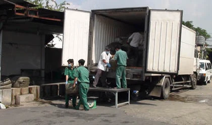 Bắt gần 14 tấn thịt thối ngay cửa ngõ Sài Gòn ảnh 1 Bắt gần 14 tấn thịt thối ngay cửa ngõ Sài Gòn ảnh 1