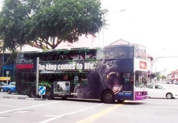Quảng cáo trên xe buýt: Khó có tiêu chí về “phản cảm” ảnh 1