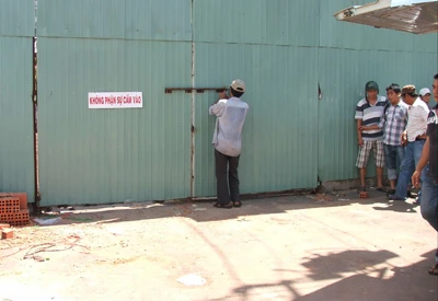 Hình ảnh cứu hộ trục vớt tàu Dìn Ký chìm trên sông Sài Gòn ngày 21-5-2011 ảnh 9