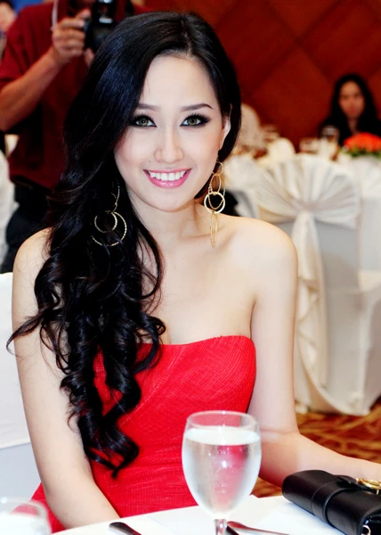 Mai Phương Thúy nổi bật trong đêm tiệc ảnh 7