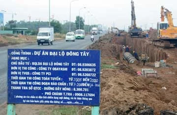 Công trình đại lộ Đông Tây vẫn còn rất nhiều ngổn ngang. Ảnh chụp lúc 16 giờ ngày 11-2. Ảnh: THANH NHÃ