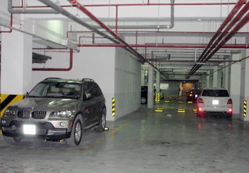 Chỗ đỗ ôtô bạc tỷ ở Golden Westlake gây tranh chấp ảnh 1