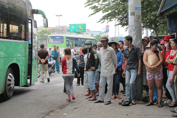 Lao đầu vào xe khách tự tử trước bến xe Miền Tây ảnh 2