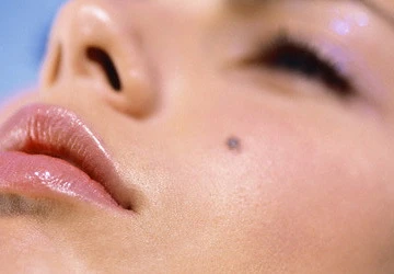 Giới trẻ mê mẩn với mốt phun nốt ruồi son ảnh 1