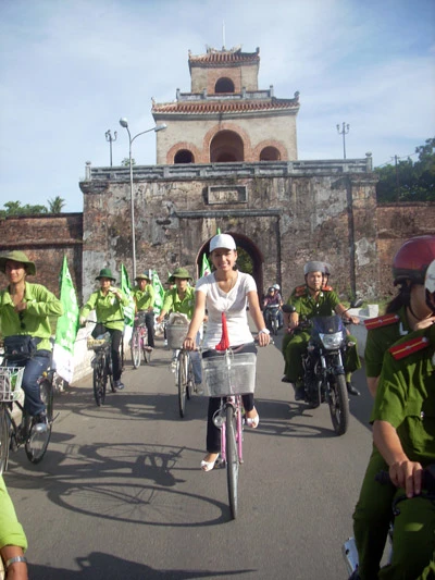 Mai Phương Thuý “quay đều” trên đất Huế ảnh 4