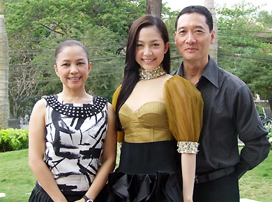 Linh Nga và bố mẹ NSƯT Vương Linh (trái) và Đặng Hùng (phải) lại sắp được quây quần bên nhau. Ảnh: Anh Vân.