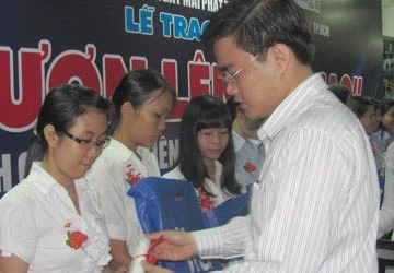 Trao 60 suất học bổng tiếng Anh cho sinh viên ảnh 1