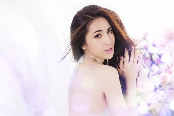 Vẻ cuốn hút khó cưỡng của Thủy Tiên ảnh 1