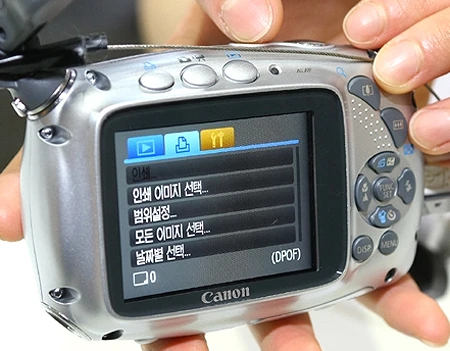 PowerShot D10 hoạt động tốt ở độ sâu 10 mét dưới nước, chịu được nhiệt độ - 10 độ C và để lạnh khoảng 14 độ Fahrenheit rồi sử dụng vẫn được.