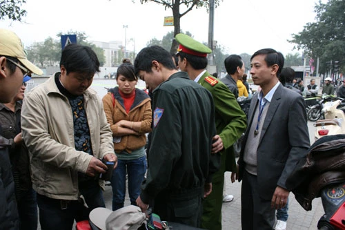 Giả mạo cảnh sát cơ động, đi xe biển số giả ảnh 1