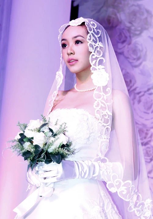 Mẫu teen Bảo Trân rạng rỡ trong váy cưới ảnh 1