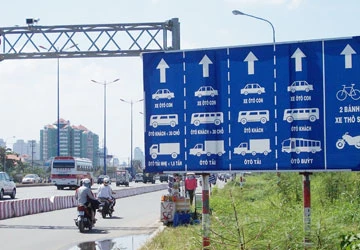 Kiến nghị đưa biển báo giao thông lên cao ảnh 1