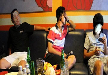 Con ngoan bỗng đổi tính đua đòi ảnh 1