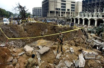 Hố bom để lại trước tiền sảnh khách sạn. Hố bom để lại trước tiền sảnh khách sạn.