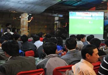 Người hâm mộ Việt Nam thức trắng cùng Barca-M.U ảnh 1