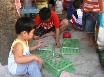 Khi bố mẹ làm thay việc của trẻ ảnh 3