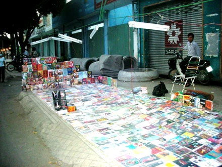 Sách vỉa hè “vớ bở” nhờ in lậu ảnh 1