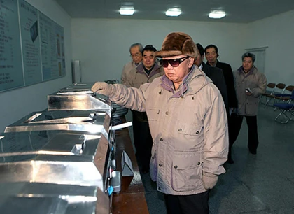 Chiếc áo khoác trứ danh của Kim Jong-il ảnh 6 Chiếc áo khoác trứ danh của Kim Jong-il ảnh 6