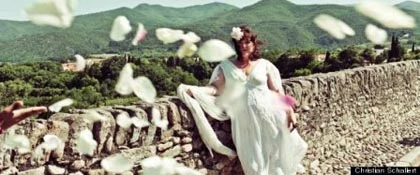 Nữ nghệ sĩ người Úc kết hôn với cây cầu 600 tuổi ảnh 2