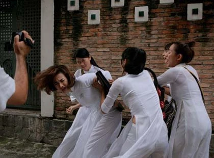 Đinh Ngọc Diệp bị xé áo trong phim 3D Việt ảnh 12