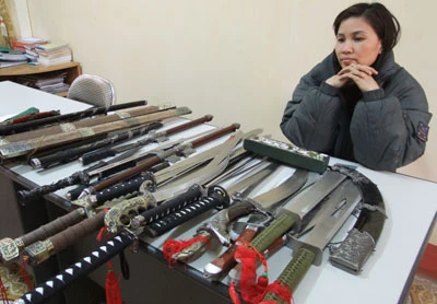 Xóa ổ hàng cấm trong chợ, thu hàng chục vũ khí các loại ảnh 2