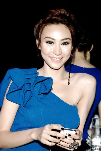 Thu Thảo đọ dáng cùng Ngân Khánh ảnh 4