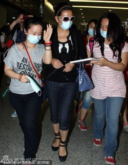 Triệu Vy bị 'bao vây' ở sân bay ảnh 3