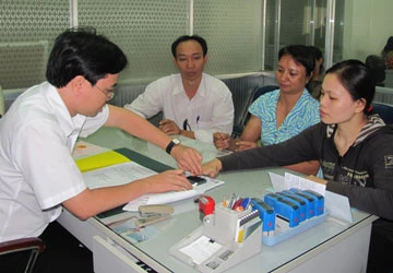 Chi phí công chứng ngoài trụ sở: Cao, thấp vô chừng ảnh 1