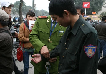 Giả mạo cảnh sát cơ động, đi xe biển số giả ảnh 2