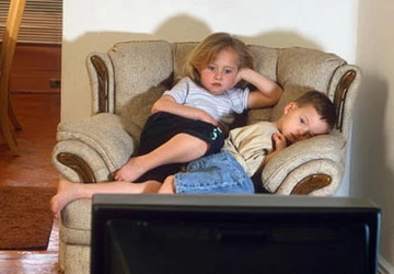 Trẻ xem TiVi nhiều xuất hiện thói quen có hại ảnh 1