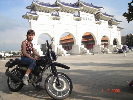 Trang Hạ tự giới thiệu về mình: thích xe cào cào, leo núi,bơi lội và viết văn. Theo chị, đàn bà đích thực là phải sống mà mình cảm thấy hài lòng chứ không phải sống một cách đúng giới tính.