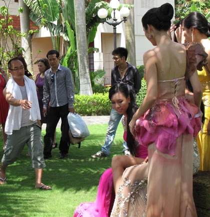 Đằng sau mối quan hệ ông bầu - người đẹp: Nỗi khổ của ông bầu ảnh 1