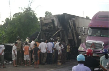 Xe container cháy rụi trên cầu ảnh 3