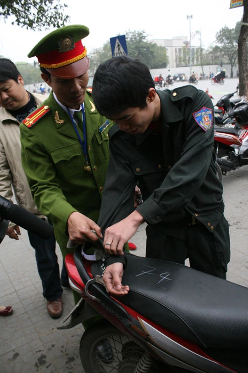 Giả mạo cảnh sát cơ động, đi xe biển số giả ảnh 3