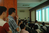 Nhà đầu tư lo lắng khi thêm một phiên chứng khoán giảm điểm. Ảnh chụp sáng 16-10 tại sàn SSI. Ảnh: H. Thúy