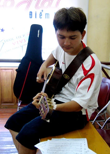 Khắc Hiếu tập bài Nồng nàn Hà Nội với guitar. Ảnh: Sơn Hà