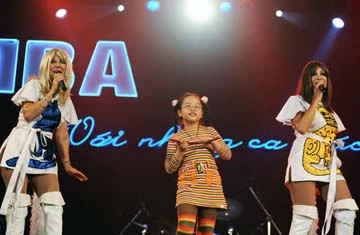 Vừa hát vừa giao lưu cùng khán giả.