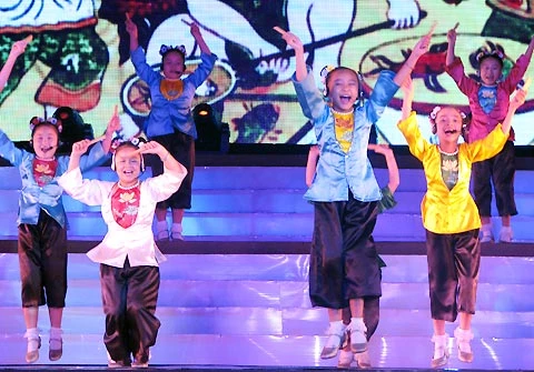 Tiết mục vui nhộn của các em thiếu nhi.