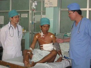 Bị cá cờ 50 kg đâm thủng tim ảnh 1