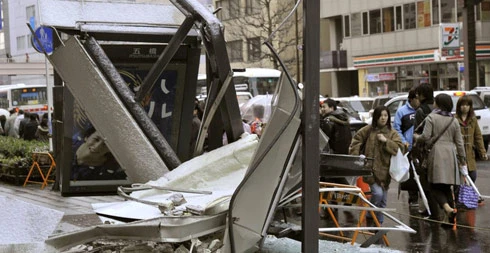 Một trạm xe bus ở Sendai, Miyagi bị phá hủy.