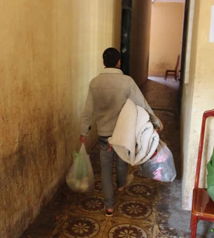 Phía sau song sắt ảnh 1 Phía sau song sắt ảnh 1