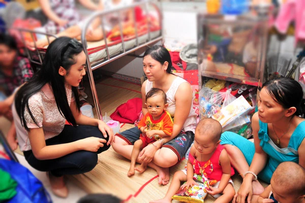 Bảo Trân, Ngọc Quý tặng quà trẻ ung bướu ảnh 4