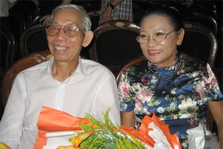 Nhạc sĩ Thuận Yến và vợ dưới hàng ghế khán giả. Nhạc sĩ Thuận Yến và vợ dưới hàng ghế khán giả.