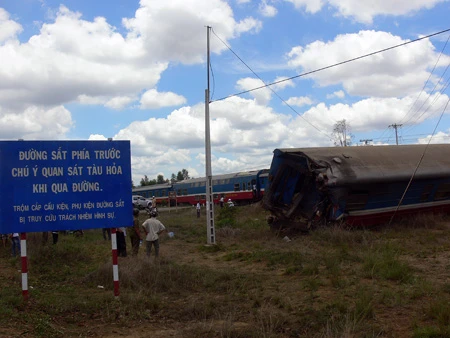 Xe ben tông tàu hỏa, ba toa tàu bị lật ảnh 2 Xe ben tông tàu hỏa, ba toa tàu bị lật ảnh 2
